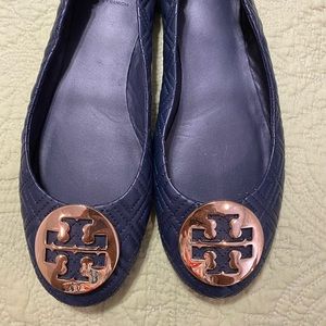 Tory Burch size 9 quilted navy leather shoes.